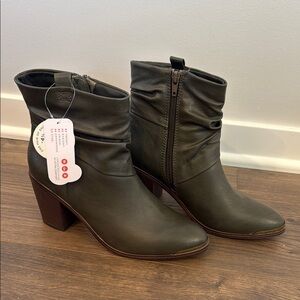 BareTraps Green Heeled Boots